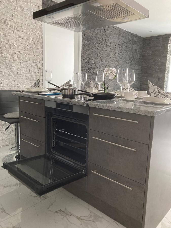 Swiss Luxury Apartment Mosonmagyarovar Exterior photo